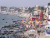 22 Varanasi - Blick von der Hostel-Terrasse auf die Ghats, wo die Inder ihr rituelles Bad im Ganges nehmen und weiter nördlich auch die Toten verbrannt werden
