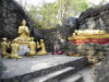 27_ ... haben wir den kurzen (aber trotzdem schwitzigen) Aufstieg durch einen kleinen Buddha-Park zum PhouSi Tempel über LuangPrabang in Angriff genommen ...