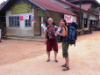 34_mit Sack und Pack bereit für den Bus durch Nordlaos zur Schiffstation Richtung Thailand