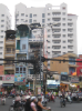 54. Saigon auf einen Blick: neue Häuser, alte Häuser, Strommasten, Roller...