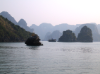 04. Trotz der Kälte und dem bisschen Kater, konnten wir die Halong-Bay in vollen Zügen geniessen - das etwas schlechtere und unklare Wetter gab dafür der Umgebung etwas mystisches