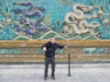 04 die neun-Drachenwand in Peking - auch da wieder Fussball: Blau und Weiss sind unsere Farben...