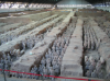 21 Hauptattraktion von Xian:die erst 1974 entdeckte Terrakotta Armee, welche zur Bewachung des Grabes von Qjn Shi Huang vor über 2000 Jahren unter der Erde aufgestellt wurde